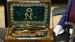 Cu ce preț s-au v&acirc;ndut cele două pistoale cu care Napoleon a &icirc;ncercat să se sinucidă