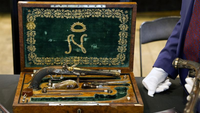Cu ce preț s-au vândut cele două pistoale cu care Napoleon a încercat să se sinucidă