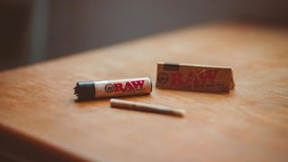 Cum să alegi cadoul ideal pentru prietenul fumător