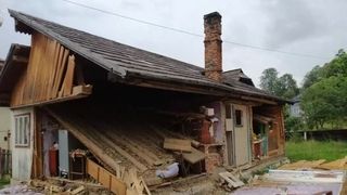 VIDEO Furtuni de cod roșu! Mai multe locuințe de Moldova și Transilvania au fost distruse