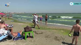 VIDEO Canicula trimite turiștii la mare! Circa o sută de mii de oameni au luat cu asalt litoralul