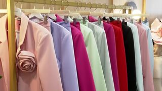 VIDEO Costumele, vedetele sezonului în 2024! Doamnele optează pentru haine cu linie masculină