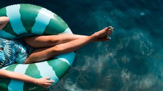 O femeie a plutit în mare 36 de ore, după ce a fost dusă de valuri în larg. O minune a făcut să fie găsită în viață