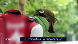 VIDEO Cu geci și m&acirc;nuși la peste 40 de grade. Motivele pentru care livratorii asiatici poartă hainele de iarnă pe vremea caniculară