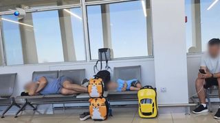 VIDEO Copiii au dormit pe scaune! 200 de români au petrecut 20 de ore pe aeroportul din Creta