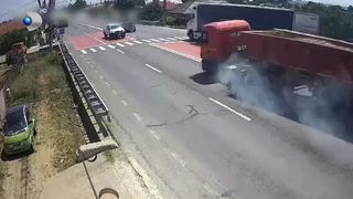VIDEO Un TIR a intrat pe contrasens și a lovit două mașini! Ireal ce s-a întâmplat cu cei implicați în accident?