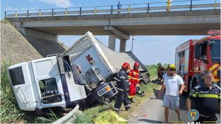 VIDEO Accident teribil pe autostrada A1 București-Pitești. Trei oameni au murit pe loc după ce un TIR a spulberat o autoutilitară