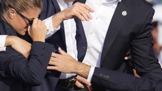 Ce a făcut Donald Trump pe scenă, imediat după ce a fost &icirc;mpușcat! Schimb de replici cu agenții de la Secret Service: Să mergem! / Lăsați-mă să-i iau!