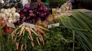 VIDEO Comoditatea costă scump! Fructele deja tăiate din supermarket golesc buzunarele