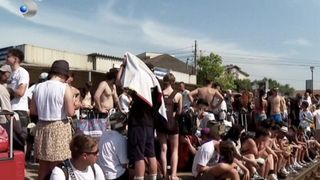 VIDEO Jale la mare la Costinești! Stațiunea a rămas blocată pe o căldură infernală! Tinerii s-au „bătut” să prindă un loc în tren