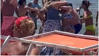 Două femei s-au &icirc;ncăierat p&acirc;nă la sosirea poliției