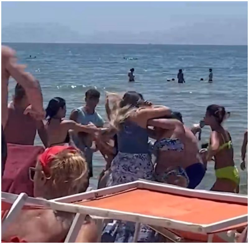 Două femei s-au încăierat până la sosirea poliției