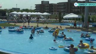 VIDEO Parcul acvatic din Brașov, o oază de răcoare! Oamenii de la munte caută piscina