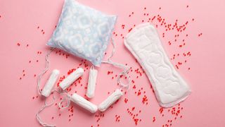 Plumb, arsenic și alte toxine găsite &icirc;n produse de igienă feminină. La ce riscuri te expui dacă folosești aceste produse