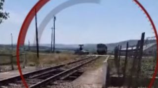 VIDEO Șofer inconștient, lovit &icirc;n plin de tren. Amenda usturătoare primită, după ce s-a salvat ca prin minune