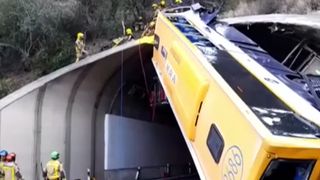 VIDEO Accident cumplit &icirc;n Spania. Un autocar plin cu muncitori s-a răsturnat la intrarea &icirc;ntr-un tunel 