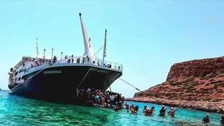 VIDEO Turiștii umiliți în Creta! Oamenii veniți aici în vacanță au mers prin apă, cu bagajele deasupra capului