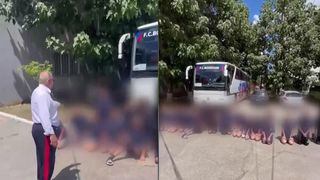 Elevi pedepsiți să stea în genunchi