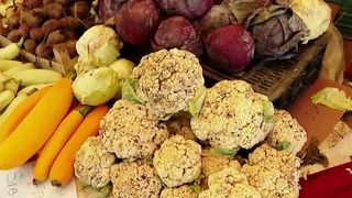 VIDEO Arșița frânează cumpărăturile! Fructele și legumele din piață se strică pe tarabe