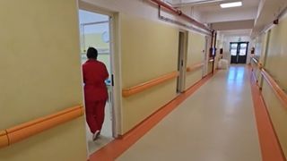 VIDEO Se sufocă în spital la 35 de grade Celsius, fără aer condiționat! Pacienții nu mai vor să fie internați: „Mâine mă cer acasă, nu mai stau aici”