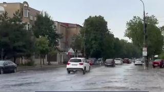 VIDEO Mașini blocate de viitură. Oamenii sunt disperați