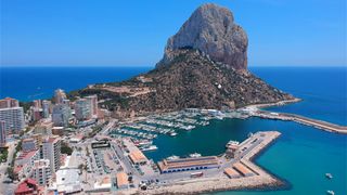 Stațiunea de la Marea Mediterană care îi amendează pe turiștii străini pentru prosopul pus pe plajă