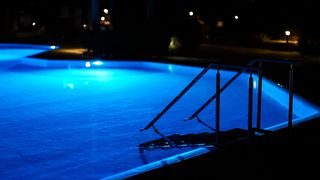 VIDEO Bălăceală pe timp de noapte! Rom&acirc;nii au găsit o soluție alternativă pentru a se răcori