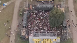 VIDEO Record de participanți la Electric Castle! Festivalierii nu s-au lăsat &icirc;nvinși de ploaie