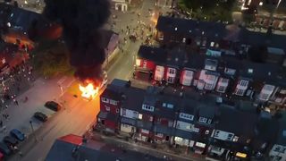 VIDEO Român arestat după revolta din Leeds! Bărbatul este acuzat că a dat foc unui autobuz