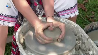 VIDEO Olimpiada de meșteșuguri tradiționale la Sibiu! Copiii s-au &icirc;ntrecut &icirc;n modelarea lutului sau a lemnului