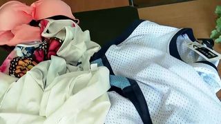 VIDEO Purtăm haine din plastic, fără să știm! Eticheta este una, realitatea arată cu totul altceva