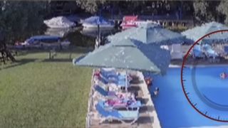 VIDEO Un copil de numai 3 ani a murit &icirc;necat &icirc;n piscină, chiar de față cu părinții lui! &Icirc;ntreg momentul a fost surprins de camerele de supraveghere