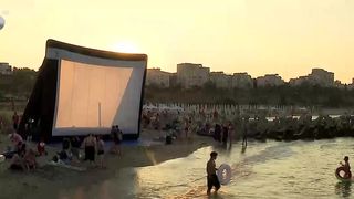 VIDEO La cinema pe plajă! Turiștii și localnicii de pe litoral au avut parte de o experiență unică