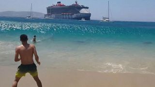 VIDEO Clipe de groază pe o plajă din Grecia! Două persoane, rănite de valurile provocate de un feribot