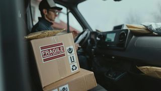 A comandat un robot de bucătărie de pe internet, dar a încremenit când a văzut ce se afla în cutie! Sofia nu credea că poate să pățească una ca asta