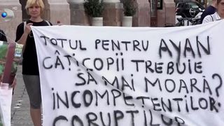 VIDEO Protest după moartea lui Ayan! Părinții copilului spun că băiețelul ar mai fi trăit dacă ar fi fost tratat cum trebuie