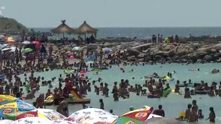 VIDEO Aglomerație pe litoral! Zeci de mii de turiști au luat cu asalt plajele