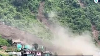 VIDEO Muntele s-a prăvălit peste casele oamenilor. Două persoane s-au salvat în ultimul moment.