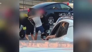 VIDEO S-au luat la bătaie în trafic, în Cluj-Napoca. Care a fost cauza scandalului dintre un livrator de mâncare și clientul unui taxi