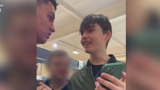 VIDEO Trei români morți într-un accident misterios, la marginea Londrei. Mașina în care aflau s-a izbit de un copac, iar autoritățile încearcă să afle cauza tragediei