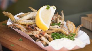 Hamsia care &icirc;i aduce pe turiștii de pe litoral la sapă de lemn! Prețul incredibil pe care trebuie să &icirc;l plătească cei care vor să măn&acirc;nce pește &icirc;n vacanță