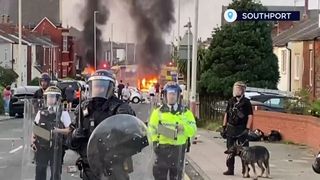 VIDEO Proteste violente după priveghiul fetițelor ucise! Manifestanții i-au rănit pe polițiști