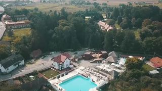 VIDEO Piscina cu apă încălzită, atracția din zona montană! Turiștii, tot mai încântați de astfel de locații 