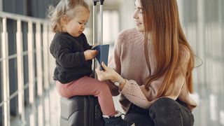 VIDEO Copiii și drumul spre concediu! Cum să faci călătoria cu mașina sau cu avionul mai plăcută pentru cei mici?