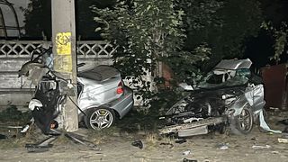 Doi polițiști au murit, iar unul este în stare gravă, după ce au intrat cu mașina într-un stâlp. Autoturismul s-a rupt în două în impact