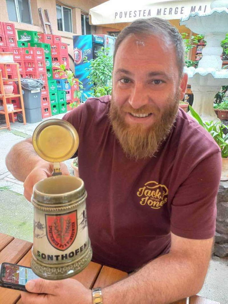 Ovidiu Ionescu, tânărul care a fost bătut în fața unei săli de jocuri de noroc din Târgu Jiu, a decedat sâmbătă, în jurul prânzului, transmite presa locală.