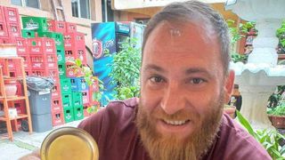 Ovidiu Ionescu, tânărul care a fost bătut în fața unei săli de jocuri de noroc din Târgu Jiu, a decedat sâmbătă, în jurul prânzului, transmite presa locală.