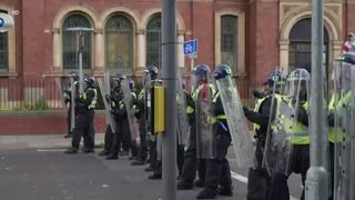 VIDEO Protestele din Marea Britanie, tot mai violente! Ieșirile în stradă s-au transformat în bătăi crâncene