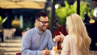 VIDEO Cum ar trebui să fie prima întâlnire? Iată ce răspunsuri au dat românii!