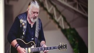 VIDEO Pregătiri pentru despărțirea de Nicu Covaci! O mulțime de oameni așteaptă să &icirc;i aducă un ultim omagiu